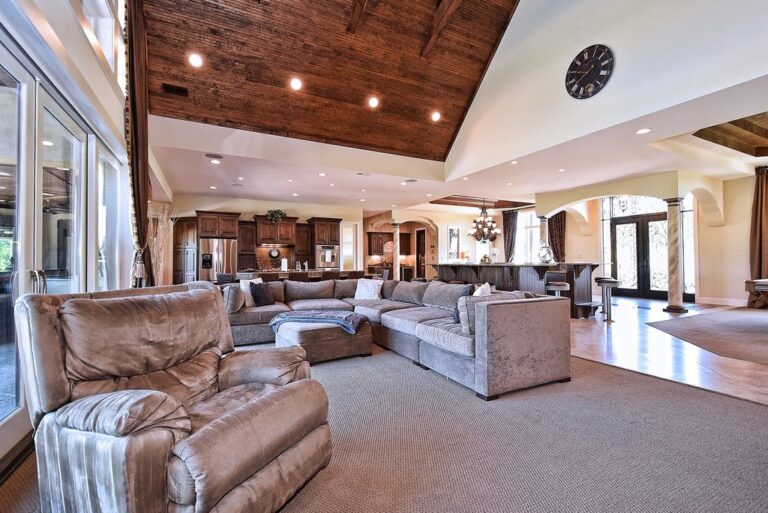 Vaulted Ceiling Great Room